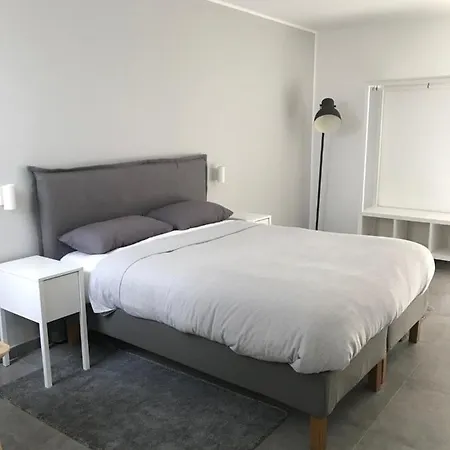 The Three Trees Apartment *