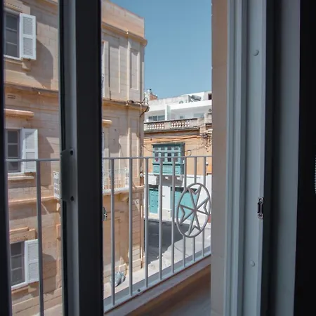 The Three Trees Apartment *